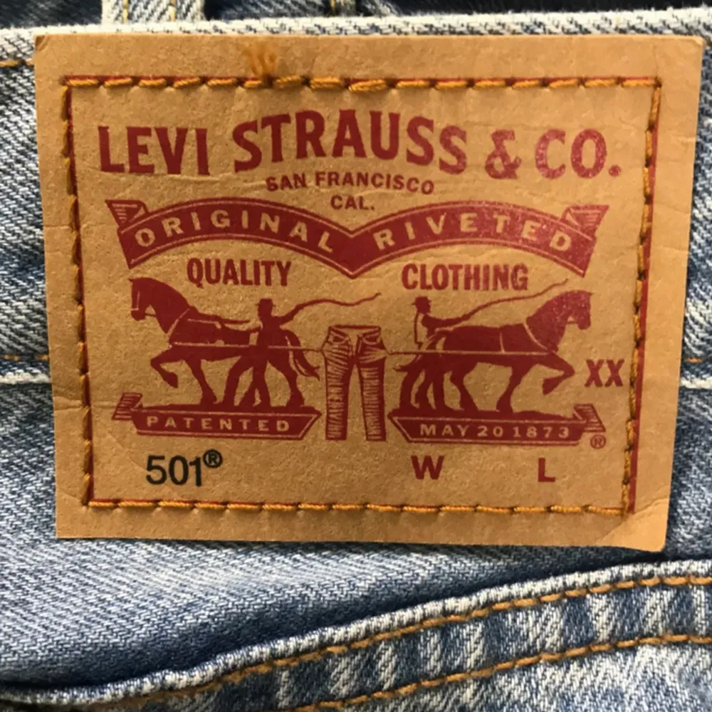Levis jeans storlek 27, rak modell. Innerlängd 80, midja sida till sida 36 cm.. Jeans & Byxor.