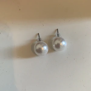 Örhängen  - Super fina pärlörhängen från H&M används inte längre därför säljer jag dom