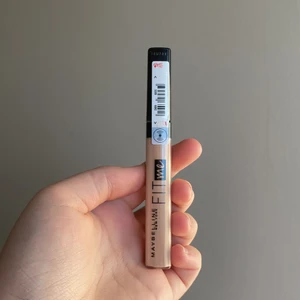 Fit me conseler i färgen (15)❤️ - Jag säljer min helt nya och oanvända fitt me consealer i färgen 15 från mabelline new-york då den var för ljus för mig. Skriv om ni är intresserade❤️❤️