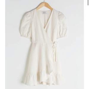 ”Puff Sleeve Wrap Mini Dress” från & other stories. Nypris 890:-, säljes för 450:-. Använd en gång vid skolavslutning, därav bra skick. Bilder skickas privat vid seriöst intresse