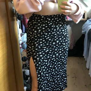 Blommig kjol - Svart längre kjol med vita blommor på ifrån HM, den är i strl xxs men passar alla ifrån xxs-s skulle jag påstå, perfekt för den som är lite kortare men vill ha en längre kjol.