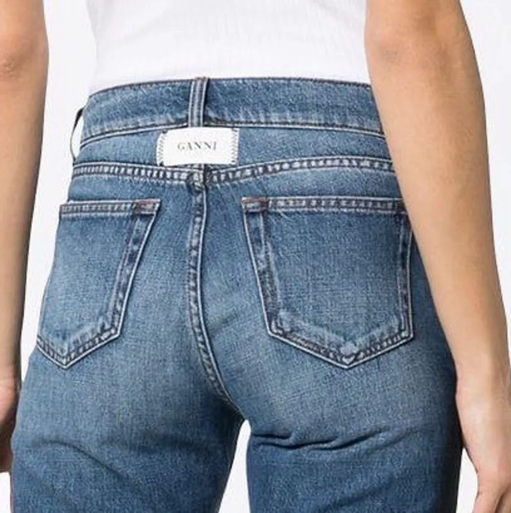 Säljer mina ganni jeans i storlek 40,🤟🏾använda men inga ytliga slitage. De är raka med slits! Nypris ca 2000kr. Jeans & Byxor.