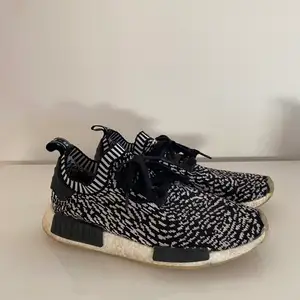 Säljer ett par adidas NMD i färgen zebra black som inte längre används. Skicket skulle jag klassa som 7/10. Nypris är runt 1200kr-1500kr.