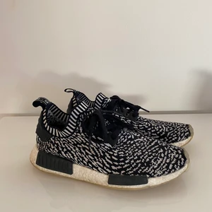 Adidas NMD R1 Black Zebra - Säljer ett par adidas NMD i färgen zebra black som inte längre används. Skicket skulle jag klassa som 7/10. Nypris är runt 1200kr-1500kr.
