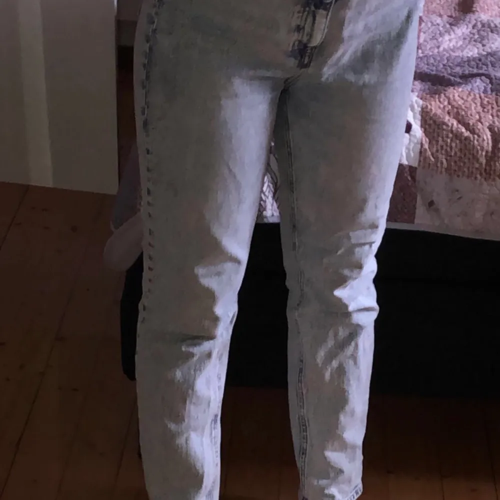 Använt 5 gånger går på frakt den var stor för mig 😪❤️ funkar bra faktiskt . Jeans & Byxor.