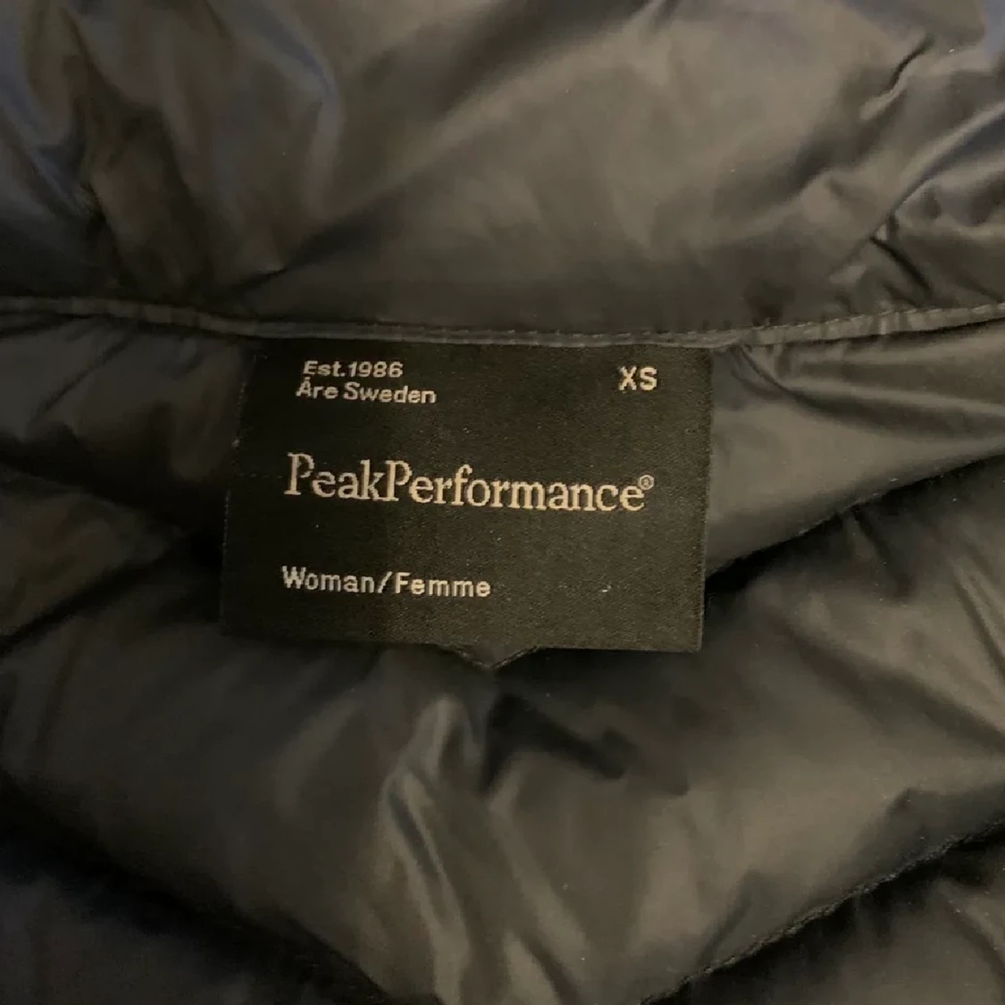 Svart/marinblå peak peformance Dunjacka  - 90