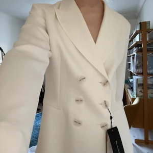 Massimo Dutti blazer - Helt oanvänd blazer från Massimo Dutti! Det här plagget e så fint och passformen är brutalt snygg (man får så vackra axlar och siluett) men har aldrig kommit till användning!! Den är i storlek 42 men skulle säga att den passar alla mellan 36-42 då den e lite oversize!!! Den kommer med två extra knappar i ett fodral som hänger tsm med prislappen. Originalpris är 1600kr
