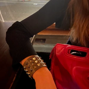 Valentino Nit armband - Älskar detta armband pga så snygg brun färg på lädret. Det är i fint skick och rätt så oanvänd men finns vissa slitningar som syns på bilderna. 💟