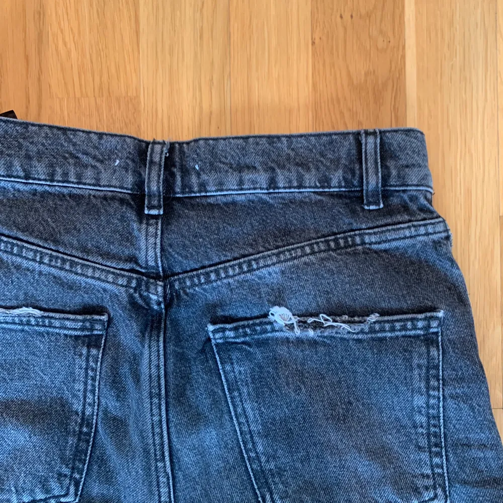 Zaras populära ”full lenght jeans” i storlek 34. Jag är 175 cm och passar mig perfekt. Köparen står för frakten.❤️. Jeans & Byxor.