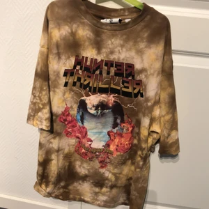 T-shirt  - Oversized, från collusion beställd från asos (använt 2 gånger kanske) 