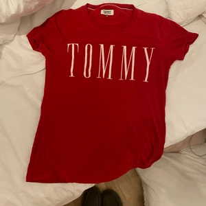 TOMMY HILFIGER topp - Superfin oanvänd Tommy hilfiger topp i perfekt skick, köpt för 500kr, går inte att köpa längre😊