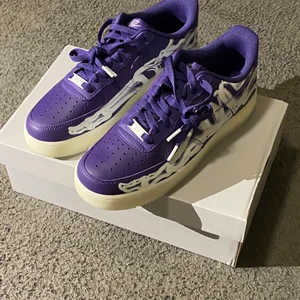 Nike air force 1 purpel skeleton DS -  säljer mina air force 1 purpel skeleton glow in the dark (se bild) skorna är aldrig använda och är i storlek 41 skorna är också 100 procent äkta kvitto finns från SNKRS 