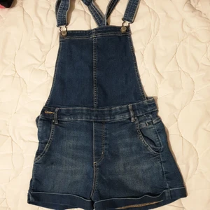 Hängselshort - Oanvända storlek 34 ^^