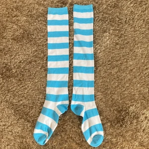 Blå-vit randiga strumpor - Ett par oanvända blå-vit randiga strumpor! De sitter (på mig) upp till precis under knäna. Skriv för fler bilder eller om du har frågor! :)