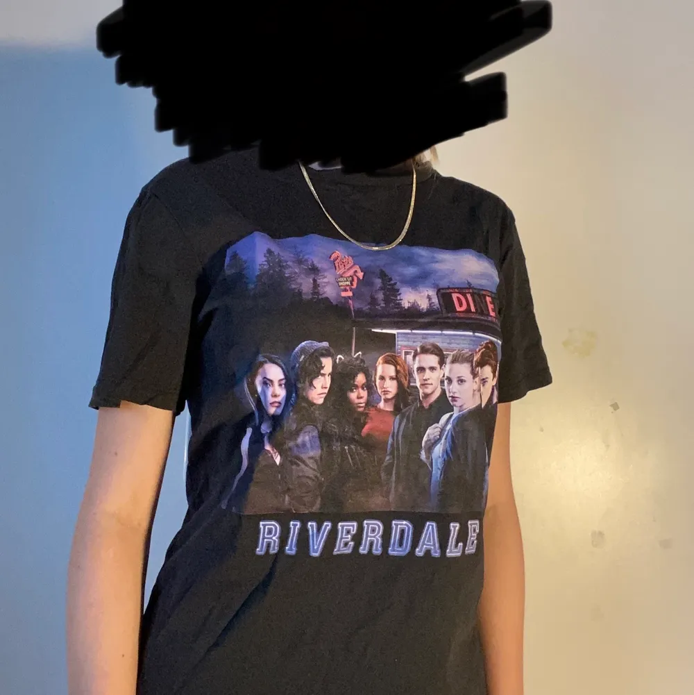 Svart t-shirt med tryck🖤 tryck med den kända Netflix serien ”Riverdale”. Tröjan är bara provad och har legat i min garderob ett tag så jag hoppas någon annan får användning av den🌸 strl: XXS priset går att diskutera.. T-shirts.