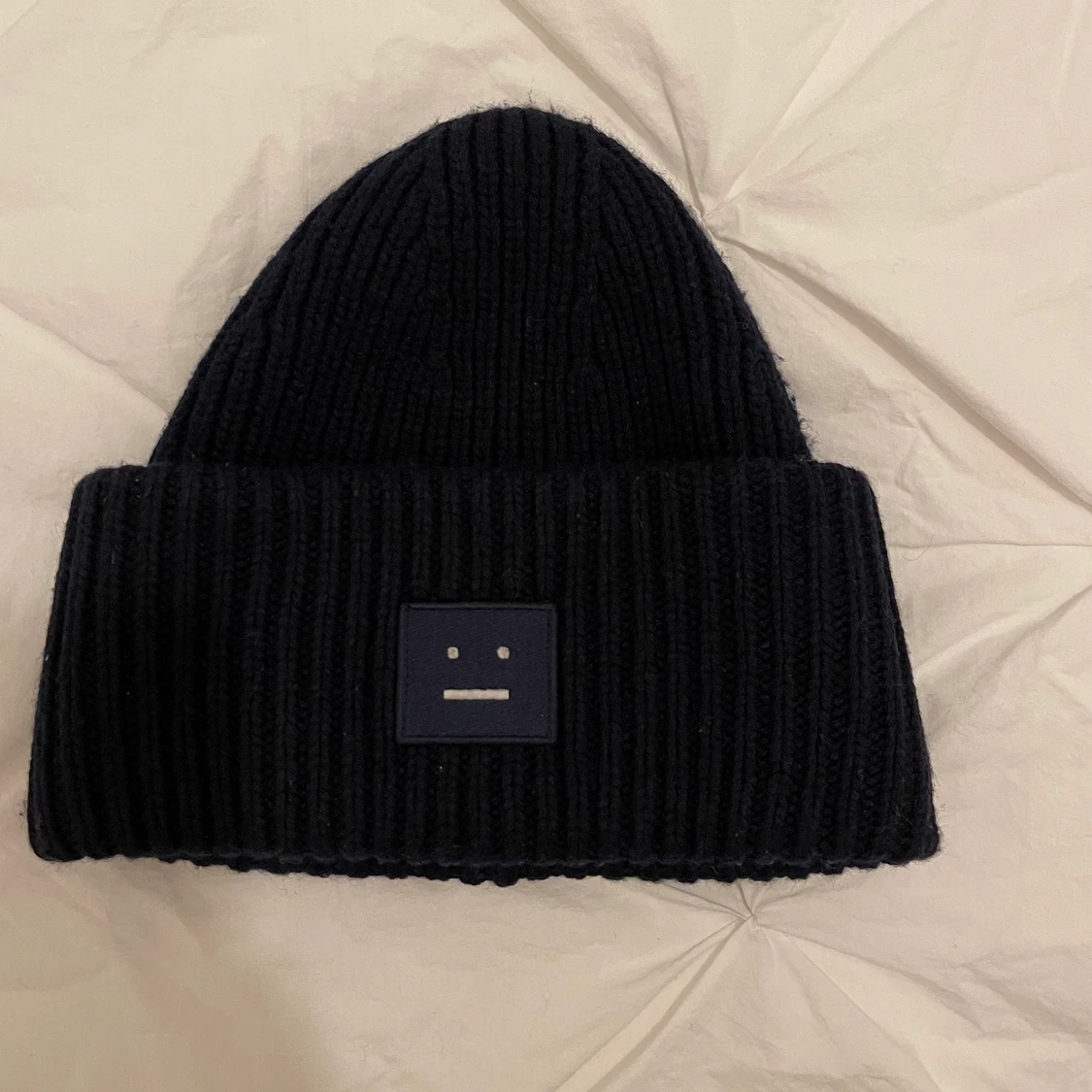 MÖRKBLÅ ACNE PANSY N FACE MÖSSA