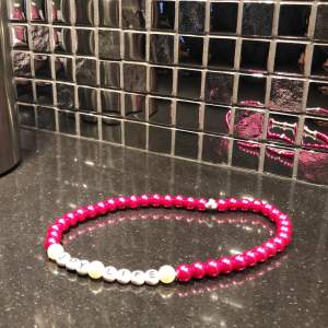 Det här halsbandet är rosa vit och det står joy life med vita texter. Passar till många outfits och snart kommer det en matchande arm band💗😄så kolla efter det!