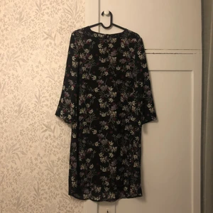 Genomskinlig blommig klänning! - Underbar blommig klänning som är lite lätt genomskinlig✨