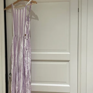 Byxdress strl 152 - Super skön och super söt byxdress i lilla och vit randigt mönster. Jätte fin men tyvärr för liten. Köparen står för frakten som kostar 66kr för leverans eller 45 för upphämtning. Pris kan diskuteras. 