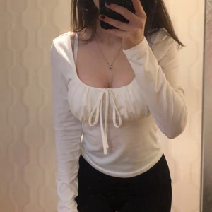 Vit topp - Vit topp med knytdetalj från SHEIN 