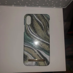 IdealOfSweden mobil skal till salu📱🌟 - Lite slitet men inte sönder. Tror original priset är 300kr. Osäker på frakten då jag tror att det funkar att skicka på posten🥰kp för frågor! Köpare står för eventuell frakt!📦