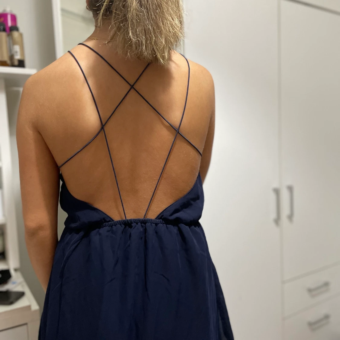 Klänning med öppen rygg