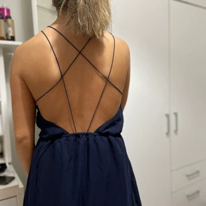 Klänning med öppen rygg - Från märket MAKE WAY. Storlek 36, men skulle passa någon som bär större storlek. 