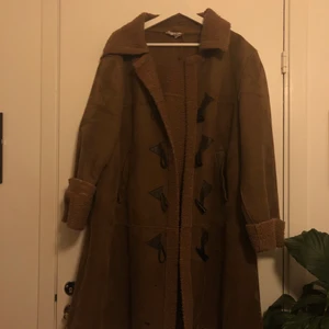 Mockakappa - Jättegosig mockajacka, perfekt till vintern! Strl: 2XL men är inte så stor som det låter - oversize typ. Ett litet hål längst ner, syns knappt. 