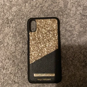 Mobilskal  - Mobilskal från ideal of sweden. Skalet passar iPhone xs. Skalet är i bra skick men har en liten skada sepia höger för att se. Pris 50 ä, fri frakt🚚