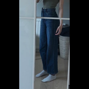 wide leg jeans H&M - Fina och bekväma mörkblå jeans i storlek XS från H&M. Är 163 cm och de passar mig perfekt i längd. Säljer eftersom de inte används längre, men är i bra skick. Kontakta mig vid intresse av köp!