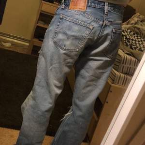 Ett par Levis jeans, W32 L30, ganska raka i passformen. Pris går att diskuteras