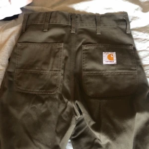 Carhartt byxor  - Säljer nu mina as balla carhartt byxor i färgen mörk grön. Då det inte är min stil längre. Använda ca 2 gånger så i väldigt bra skick, dma för mer bilder eller frågor💫 pris kan diskuteras 