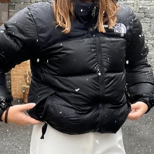 North Face Jacka - Säljer min North Face jacka som jag köpte för 2v sen! Den är i bra skick och supervarm🤍