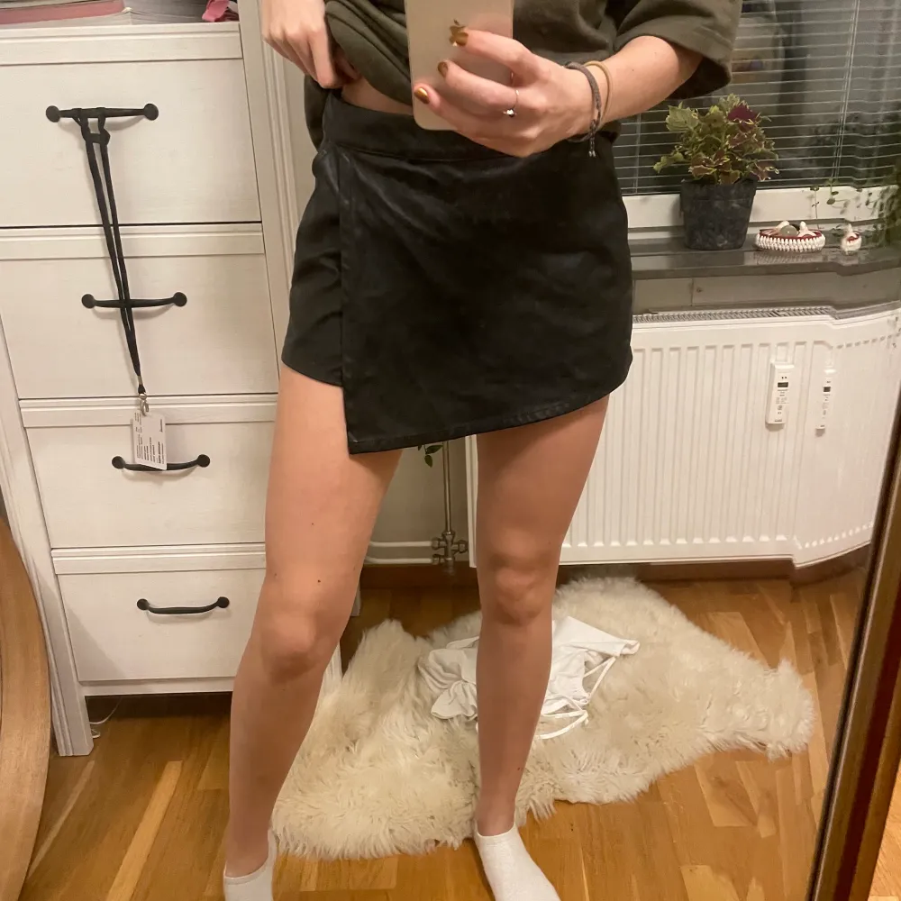 Ett par skinshorts som likar väldigt mycke som en kjol köpta på second hand💕. Shorts.