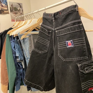 jävligt feta jnco shorts  - size 33 väldigt baggy o nice kan skicka måtten i cm om du vill!! 