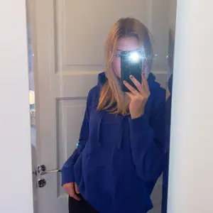 Knappt använd blå hoodie från lager 157. Storlek M med en stor luva