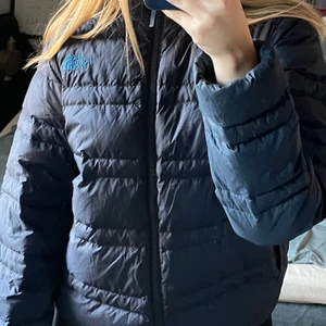 North Face Puffer Jacket - Säljer min marin blå Pufferjacket från the North Face! Inga skador ❤️