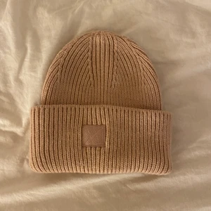 Mössa  - Säljer en perfekt mössa nu till vintern! Väldigt varm och rymlig, bra skick och säljs för 50kr + frakt ❤️