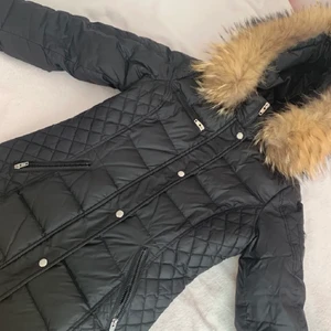 Rockandblue jacka. - En jätte fin rockandblue jacka. I färgen svart och storlek 38 så m men passar också som en 39. Har kemtvättat den så den är helt som den ska. Säljer pga att jag har köpt en ny jacka. Inga skador och använt jackan i en vinter. Pälsen är helt ny och färgen är som den ska. Fler bilder finns. Köpt jackan för 3899 och säljer den för 2900. Max pris är över 2700. Eftersom den är helt ny verkligen.