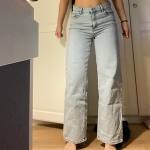 Byxor  - Säljer nu dessa ljus blåa visa jeansen hör av dej vid frågor eller annat 