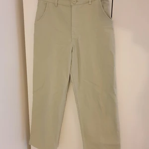 Monki raka gröna bomullsbyxor - Superfina gröna medelhöga byxor. Säljer pga att jag växt ur dem. Använda 1 gång och mycket bra skick. Skickar gärna fler bilder!! 