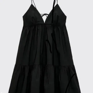 Fin klänning - Säljer denna superfina klänningen från zara. Köptes i somras och har använts 2gånger då den är lite liten för mig.☺️ Är i bra skick utan defekter i storlek XS. Kan mötas upp eller frakta, köparen står för frakten💓
