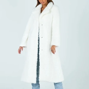 Princess Polly alistar coat cream Jacka  - White/cream jacket sice S/M from princess polly(no longer available), this jacket is so soft and beutifull, the quality is really good, I’ve never even used it once, Im giving it up because Im 1,54 😭 so Im too short to wear it, the struggle of short people🥴