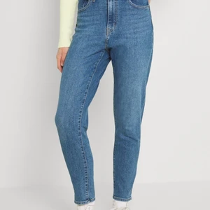 Levi's Mom Jeans 😍 - Super cute Mom fit hight waist Levi's Jeans. They were the wrong size for me so I got another pair on my size. They have only been worn twice. 