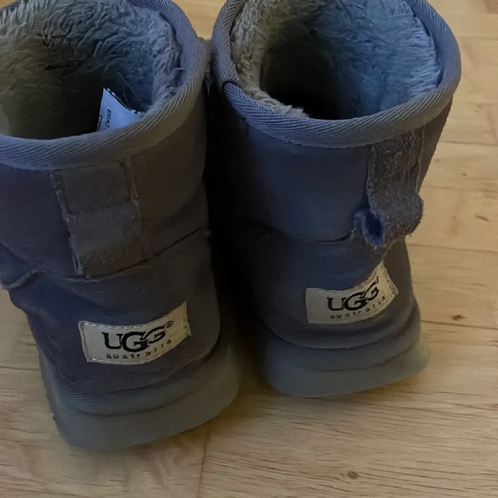 Uggs köpta här på Plick men de var försmå passar nog någon som har 37 eventuellt en mindre 38. Står storlek 7 i skorna alltså 38. . Skor.