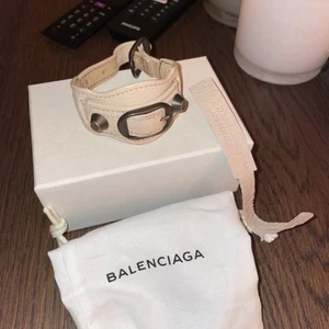 Balenciaga armband  - Balenciaga armband storlek M, säljer med alla tillbehör och kvitto 