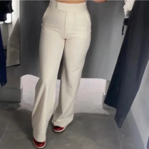 Kostymbyxor - Säljer mina helt oanvända beiga/vita kostymbyxor med prislappen kvar💓Formar kroppen jättefint. I stolek 38 men passar även 36. 