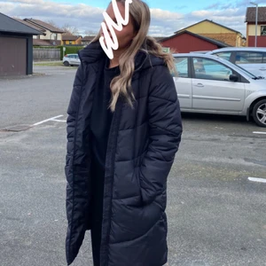 Vinter/höstjacka - En vinter/höstjacka lång i svart. Den är från zalando och kostade 1200 kr. Den har inte kommit till användning. Säljer den för 900 kr eftersom den har ett litet hål i luvan som inte syns 