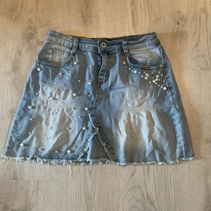 Snygg kjol med pärlor - Jättefin kjol i storlek 36 med fina detaljer på pärlor. Jag hade verkligen haft kvar den om den inte var för liten för mig! 