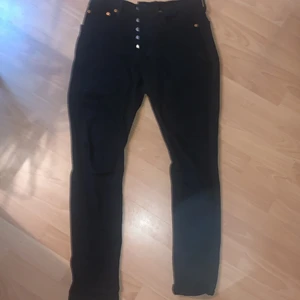 Levi’s jeans 501 W28 L30 - Hej, säljer levi’s jeans 501 använd fåtal gånger, köpt för 1.100kr säljs för 500kr storlek W28 L30